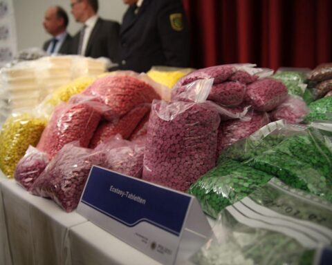 Junge Menschen konsumieren vermehrt Drogen, besonders Kokain, laut aktueller Drogenaffinitätsstudie.