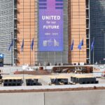 Gebäude der EU-Kommission in Brüssel, Symbol für politische Entscheidungen und wirtschaftliche Folgenabschätzungen.