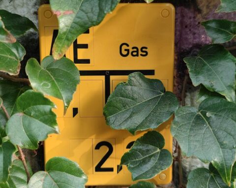 Gas-Hinweisschild vor altem Fördergelände, symbolisiert Fracking-Diskussion in Deutschland über Gasversorgung.