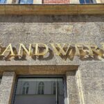 Schriftzug „Handwerk“ vor symbolischem Hintergrund, der Produktivität und hohe Löhne darstellt.