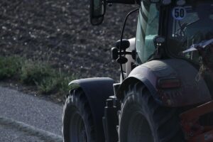 Agrarprodukte im Fokus: Traktorfahrer in den besetzten Gebieten, deutlicher Hinweis auf Siedlungsprodukte.