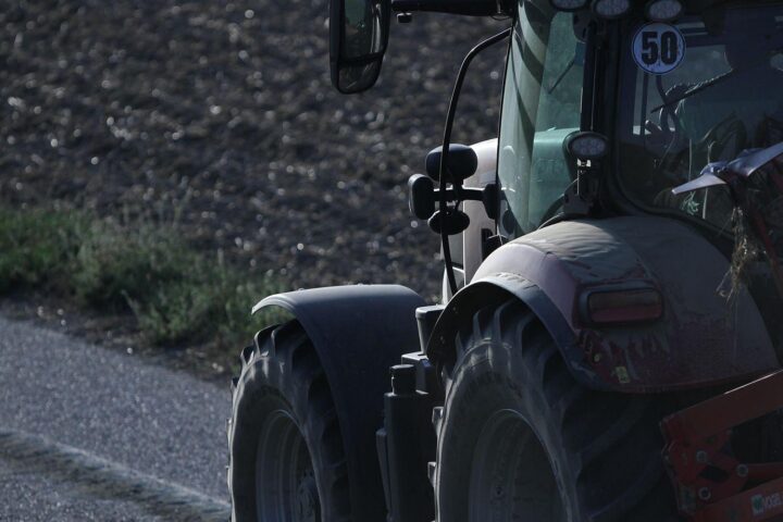 Agrarprodukte im Fokus: Traktorfahrer in den besetzten Gebieten, deutlicher Hinweis auf Siedlungsprodukte.