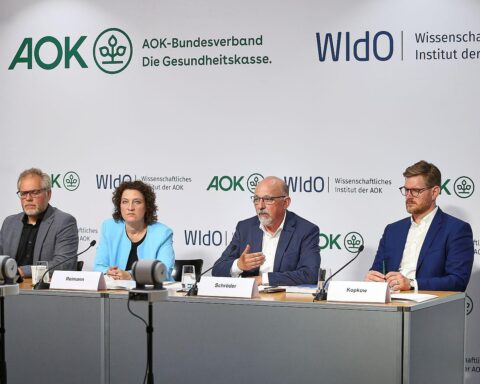 Diagramm mit steigenden Heilmittel-Ausgaben und Arzt-Patienten-Interaktion im Gesundheitswesen.