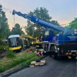 Bergungsarbeiten nach Straßenbahnunfall: THW-Helfer graben und schneiden, um Verletzte zu retten.