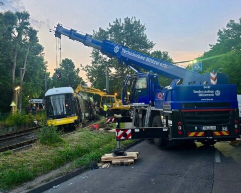 Bergungsarbeiten nach Straßenbahnunfall: THW-Helfer graben und schneiden, um Verletzte zu retten.