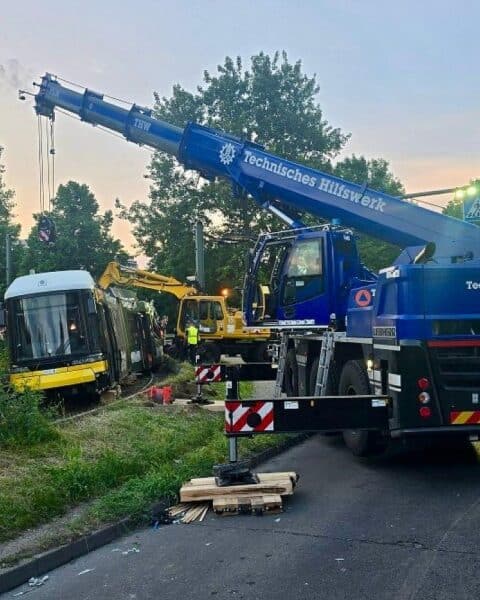 Bergungsarbeiten nach Straßenbahnunfall: THW-Helfer graben und schneiden, um Verletzte zu retten.