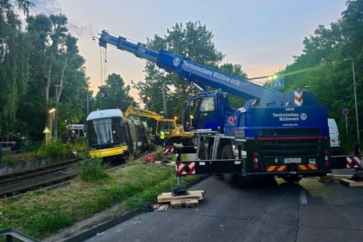 Bergungsarbeiten nach Straßenbahnunfall: THW-Helfer graben und schneiden, um Verletzte zu retten.