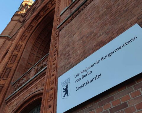 Rotes Rathaus in Berlin, symbolisiert Mieterschutzrechte entlang der Karl-Marx-Allee.