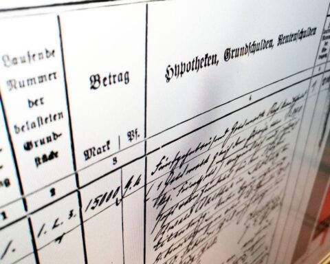 Historisches Grundbuchblatt am Computer, symbolisiert Erbschein-Initiative zur Klärung von Eigentumsverhältnissen.