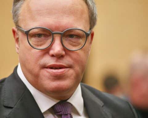 Mario Voigt spricht, während KI-generierte Inhalte in politischen Reden diskutiert werden.