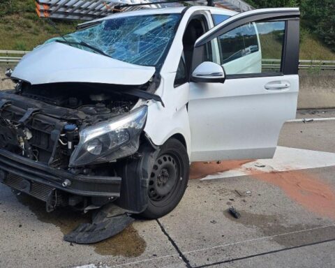 Tödlicher Verkehrsunfall auf Autobahn: Mercedes kollidiert mit Sattelanhänger, mehrere Verletzte.