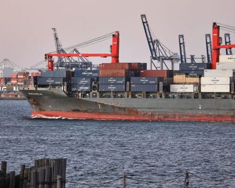 Industrieanlagen unterstreichen geopolitische Risiken und Resilienz deutscher Unternehmen in Konfliktsituationen.