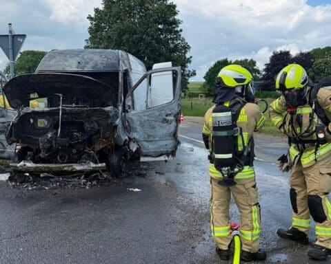 Feuerwehr löscht brennenden Mercedes Sprinter auf der Uedemer Straße in Kehrum.