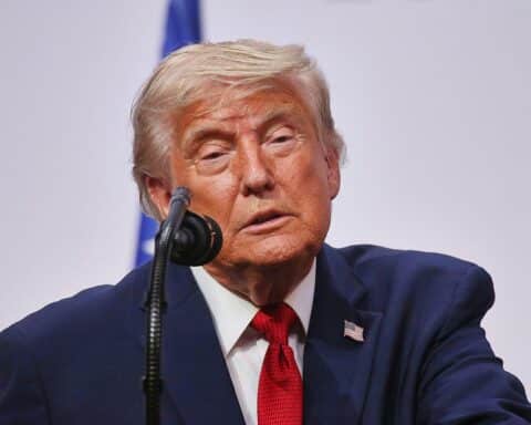 Donald Trump erklärt Zolldrohungen gegen Europa wegen Digitalsteuern; aktuelle Handelskonflikte im Vordergrund.