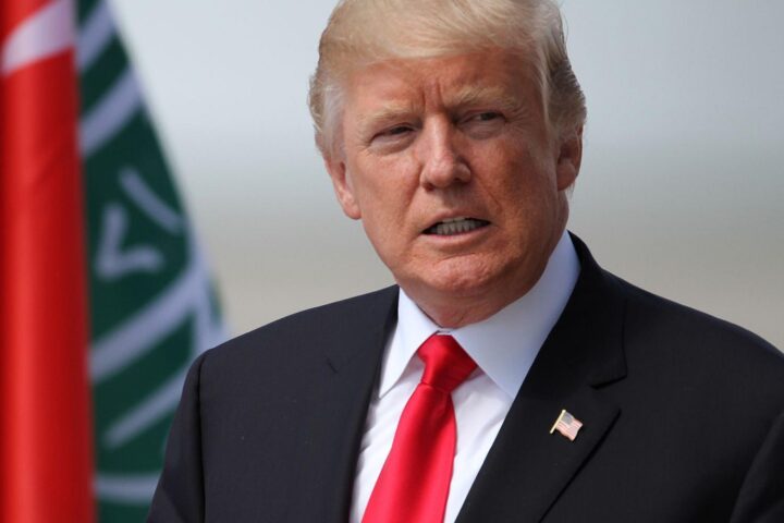Donald Trump kündigt militärische Angriffe und Kontrolle über iranische Öl-Infrastruktur an.