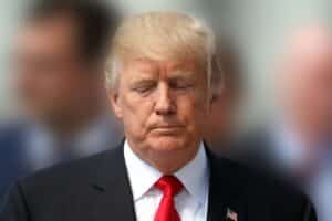 Trump fordert Israel und Iran auf, Luftangriffe sofort zu stoppen; Konflikteskalation droht.