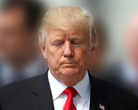 Trump fordert Israel und Iran auf, Luftangriffe sofort zu stoppen; Konflikteskalation droht.
