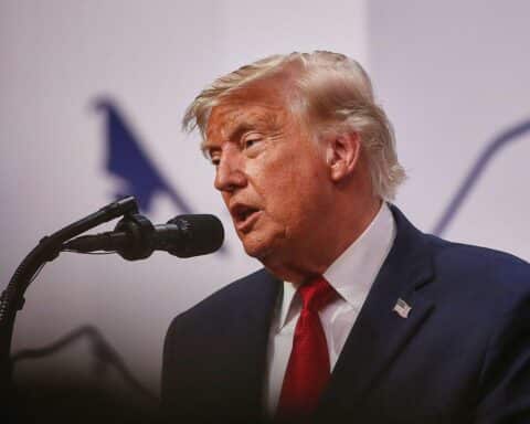 Donald Trump kündigt Lance Schroyer als neuen ICE-Chef an, Expertin für Einwanderungssicherheit.