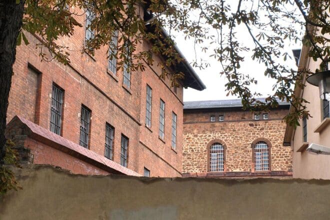 U-Haftbefehl gegen 18-jährigen Mehrfachtäter in Lüneburg