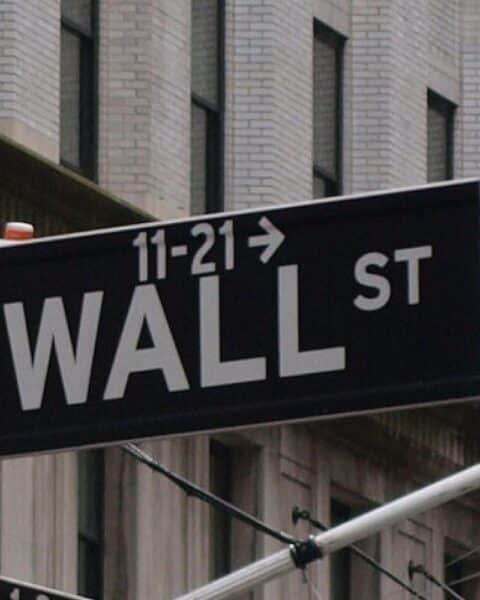 US-Börsen fallen stark, Iran-Konflikt beeinflusst Märkte, Ölpreis steigt. Wallstreet bei Dämmerlicht.