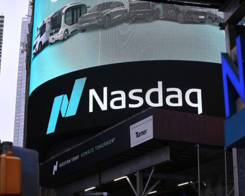 US-Börsen notieren uneinheitlich: Dow steigt, Nasdaq und S&P 500 fallen. Künstliche Intelligenz dominiert Diskussion.