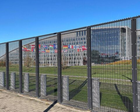 Nato-Hauptquartier in Brüssel, Symbol für Herausforderung der Luft- und Seekräfte durch USA.