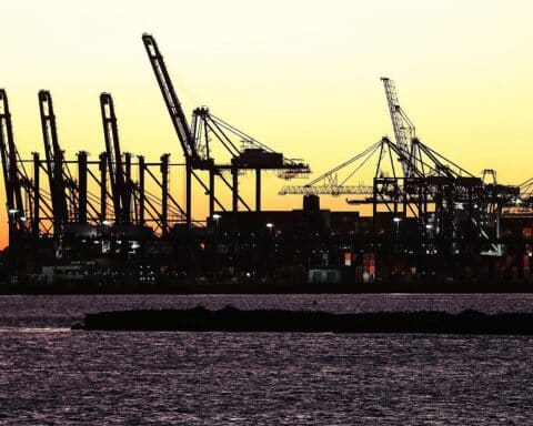 Industrieanlagen mit Hinblick auf neue Zölle gegen Länder ohne Zwangsarbeitsverbote.