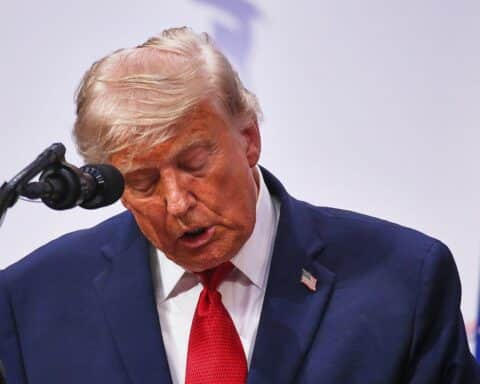 Donald Trump und Massud Peseschkian unterzeichnen Friedensabkommen im Schloss Versailles, symbolisch für neue Hoffnung.