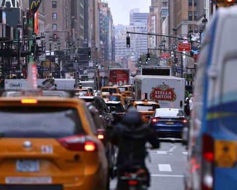Schilder mit internationalen Zielen und Verkehrsszenen in New York, Symbol für Auswanderung.