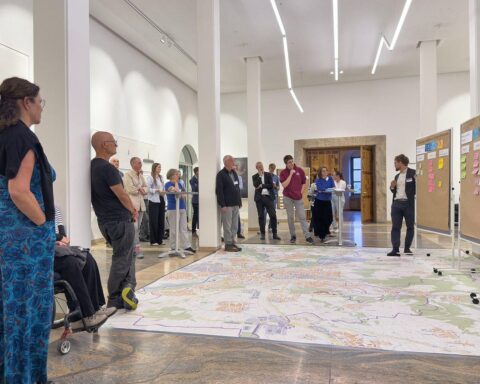 Bürger diskutieren nachhaltige Mobilität 2040 im Ulmer Rathaus, Vorschläge für Verkehrskonzepte erarbeiten.