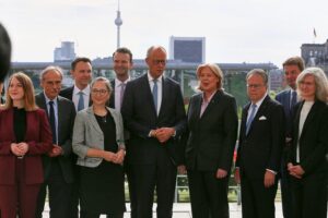Bild zeigt die Übergabe des Berichts der Rentenkommission in Berlin, symbolisiert Reformzweifel.