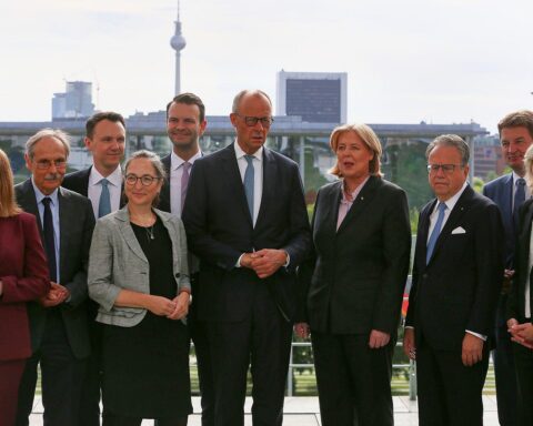 Bild zeigt die Übergabe des Berichts der Rentenkommission in Berlin, symbolisiert Reformzweifel.