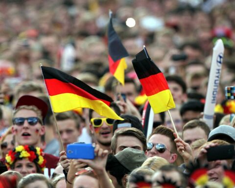 Wenige Fußballfans feiern im Vergleich zu früheren Weltmeisterschaften. Vorfreude bleibt gering, trotzdem Interesse vorhanden.