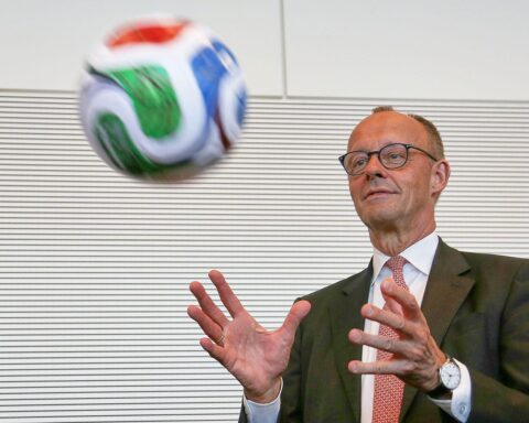 Friedrich Merz und Julian Nagelsmann im Vergleich: Vertrauen in Teamführung und politische Fähigkeiten.
