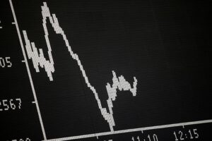 Umsatz der 100 größten Familienunternehmen sinkt Anzeigetafel der Frankfurter Börse mit Zahlen zu Unternehmensumsätzen und -entwicklungen.