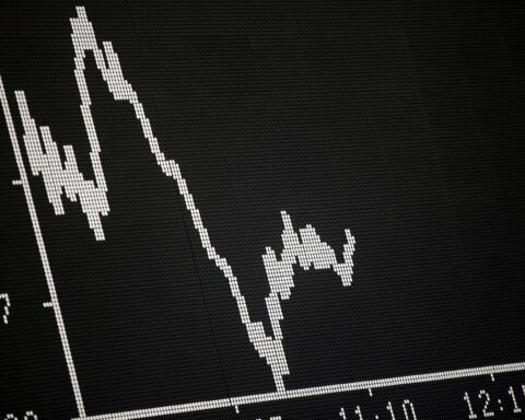 Anzeigetafel der Frankfurter Börse mit Zahlen zu Unternehmensumsätzen und -entwicklungen.