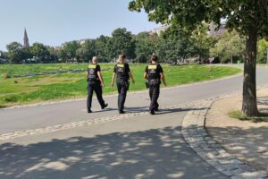 Polizisten untersuchen den beschädigten Eingang zum Görlitzer Park in Berlin-Kreuzberg.
