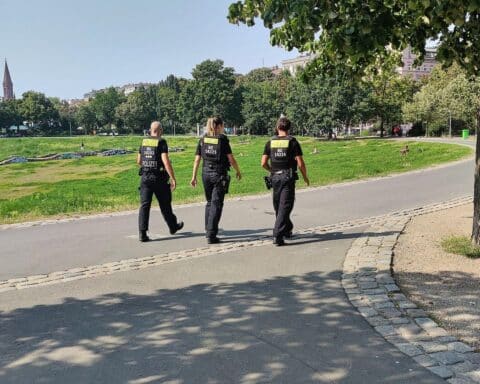 Polizisten untersuchen den beschädigten Eingang zum Görlitzer Park in Berlin-Kreuzberg.