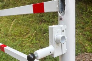 Unbekannte zerstören neue Schranke am Radweg bei Höringen Zerstörte Schranke mit gebrochenen Schweißnähten, Umfeld von Radweg zwischen Winnweiler und Wingertsweilerhof.