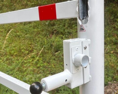 Zerstörte Schranke mit gebrochenen Schweißnähten, Umfeld von Radweg zwischen Winnweiler und Wingertsweilerhof.