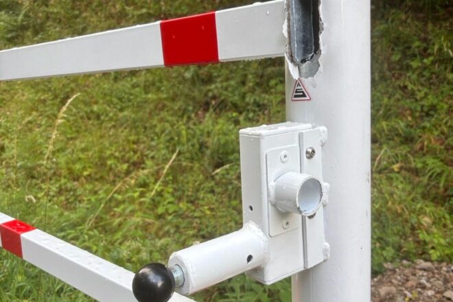 Unbekannte zerstören neue Schranke am Radweg bei Höringen