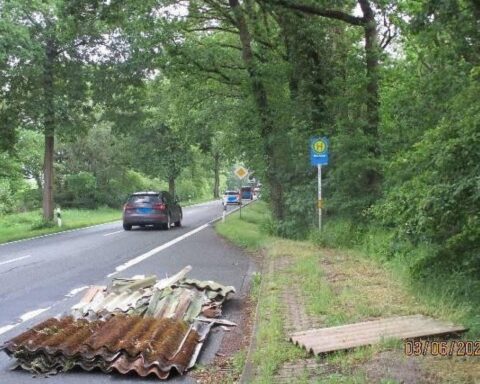 Entsorgte Wellzementplatten an Bushaltestelle, Polizei bittet um Zeugenhinweise zur Aufklärung.