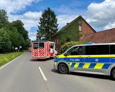 Freiwillige Feuerwehr rettet eingeklemmten Mann nach Verkehrsunfall auf Gahlener Straße.