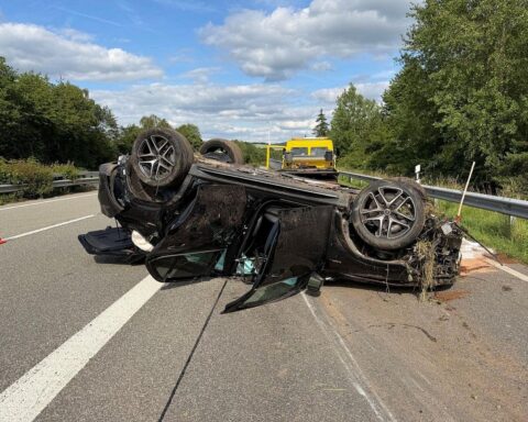 Schwerer Verkehrsunfall auf Autobahn 62 mit Fahrzeugüberschlag und Einsatz eines Rettungshubschraubers.
