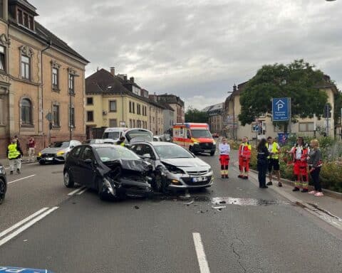 Zwei beschädigte Fahrzeuge nach Kollision im Berufsverkehr an einem Straßenübergang in Landau.