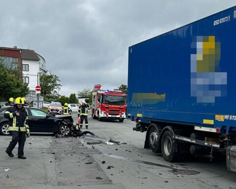 Unfallstelle mit Lkw und beschädigtem Audi, Polizei und Rettungsdienst vor Ort.