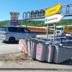 Unfallstelle mit Schäden, Polizei ermittelt nach Unfallflucht, Kennzeichen sichtbar gemacht.