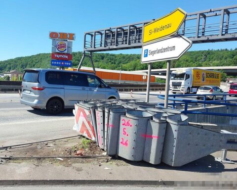 Unfallstelle mit Schäden, Polizei ermittelt nach Unfallflucht, Kennzeichen sichtbar gemacht.