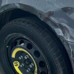 Ein beschädigter Skoda, Unfallspuren und Nebenwirkungen von Drogen sichtbar auf der Autobahn.