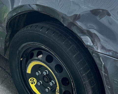 Ein beschädigter Skoda, Unfallspuren und Nebenwirkungen von Drogen sichtbar auf der Autobahn.